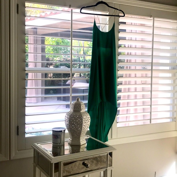 Tobi Dresses & Skirts - Emerald chain strap Y back, high low dress